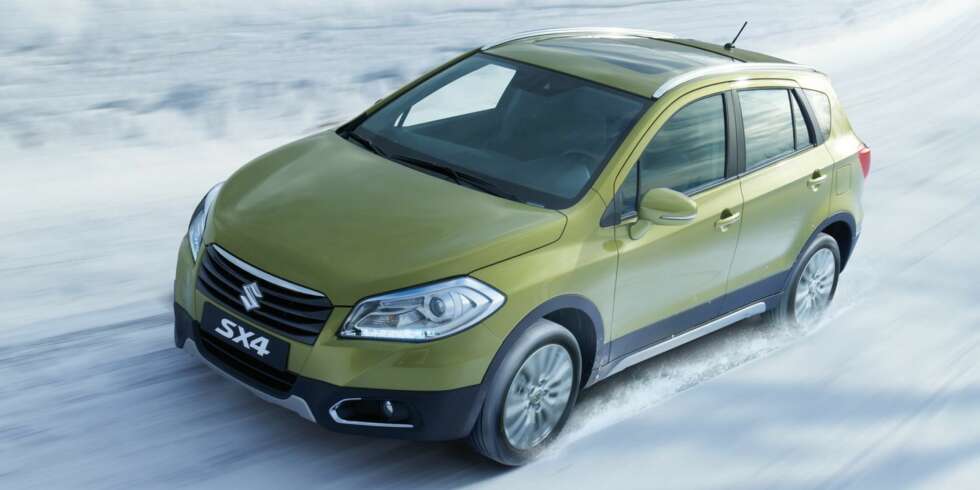 NY SUZUKI: Nye Suzuki SX4 er ventet i september. Bilens navn uttales S-CrossFour og må ifølge Suzuki ikke forveksles med dagens SX4. FOTO: Suzuki NY SUZUKI: Nye Suzuki SX4 er ventet i september. Bilens navn uttales S-CrossFour og må ifølge Suzuki ikke forveksles med dagens SX4. FOTO: Suzuki