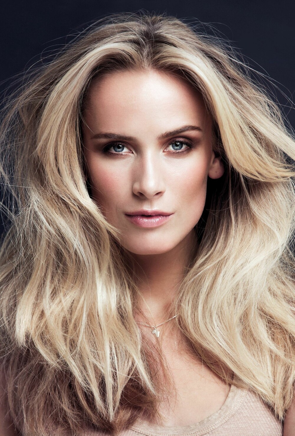 HELE LOOKEN: Aleksandra er riktignok naturlig vakker, men litt hjelp av makeup har hun fått. Se hele oppskriften for denne fine makeuplooken under. HELE LOOKEN: Aleksandra er riktignok naturlig vakker, men litt hjelp av makeup har hun fått. Se hele oppskriften for denne fine makeuplooken under.