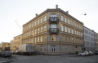 SÆPREG: Stian forteller at han er en «sucker» for særpreg, og det var detaljer som rosetter i taket og nakne murvegger som gjorde at valget falt på den 72 kvadratmeter store leiligheten. SÆPREG: Stian forteller at han er en «sucker» for særpreg, og det var detaljer som rosetter i taket og nakne murvegger som gjorde at valget falt på den 72 kvadratmeter store leiligheten.