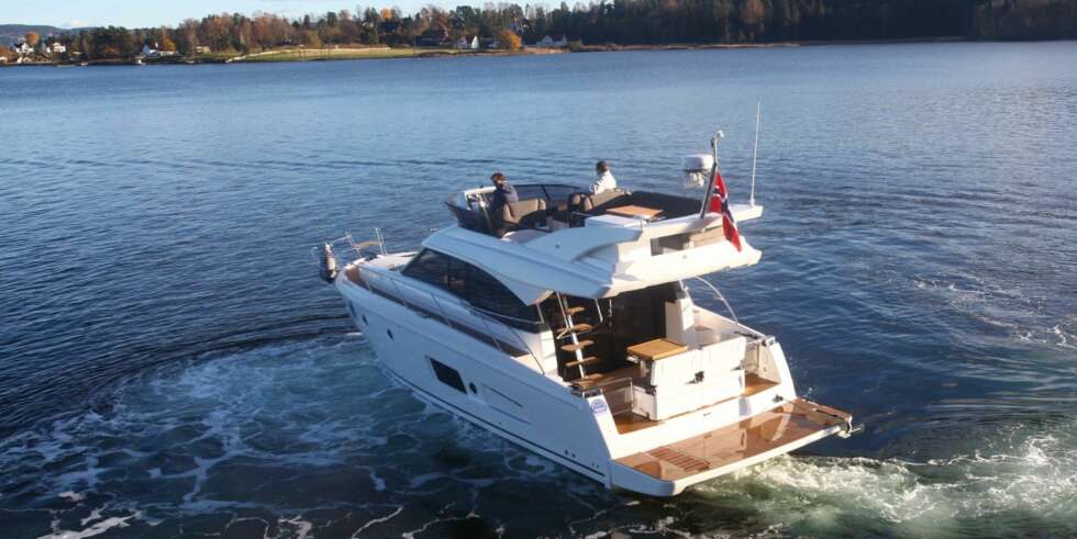 MULTI: Akterdekket kan lett gjøres om til stor solseng eller en spiseplass for flere. FOTO: Terje Haugen MULTI: Akterdekket kan lett gjøres om til stor solseng eller en spiseplass for flere. FOTO: Terje Haugen