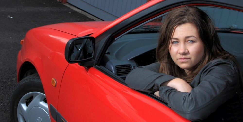 Å VÆRE UNG...: Charlotte Torgersen Bråttum fikk en ublu forsikringspremie på en gammel Toyota. Men det finnes råd. FOTO: Egil Nordlien HM Foto Å VÆRE UNG...: Charlotte Torgersen Bråttum fikk en ublu forsikringspremie på en gammel Toyota. Men det finnes råd. FOTO: Egil Nordlien HM Foto