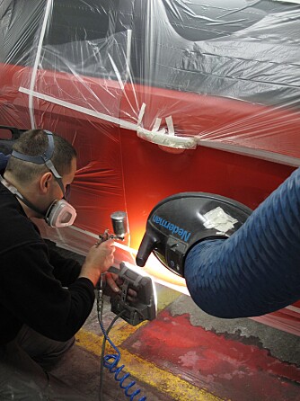BILLIG: Lakkreperasjon etter smart repair-prinsippet kan være et rimelig alternativ. FOTO: Geir Svardal BILLIG: Lakkreperasjon etter smart repair-prinsippet kan være et rimelig alternativ. FOTO: Geir Svardal