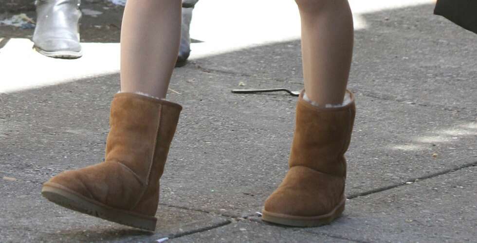 SOMMER SOM VINTER: De aller fleste eier eller har eid et par Uggs. Skoene brukes like ofte til bare legger som til jeans verden rundt. SOMMER SOM VINTER: De aller fleste eier eller har eid et par Uggs. Skoene brukes like ofte til bare legger som til jeans verden rundt.