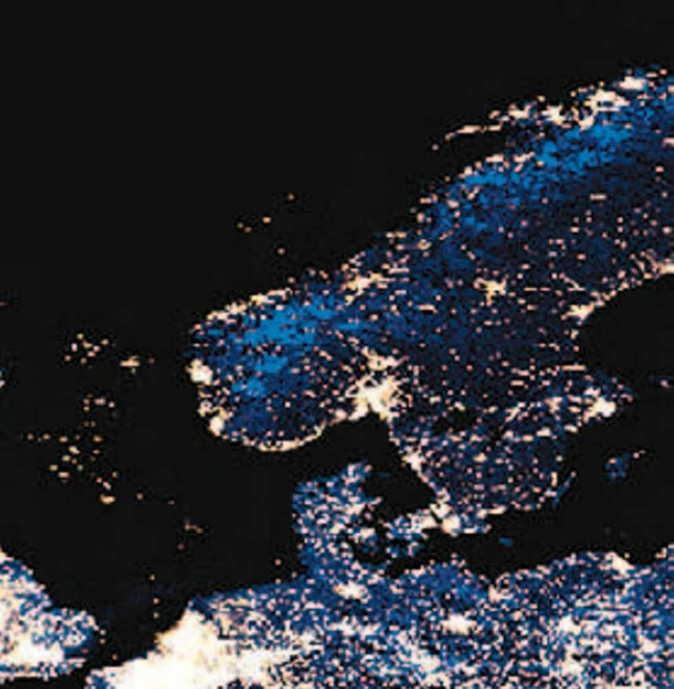 På bildet av Norge og nordligste Europa, ser vi bl.a. godt lysene fra oljeinstallasjonene i Nordsjøen. På bildet av Norge og nordligste Europa, ser vi bl.a. godt lysene fra oljeinstallasjonene i Nordsjøen.