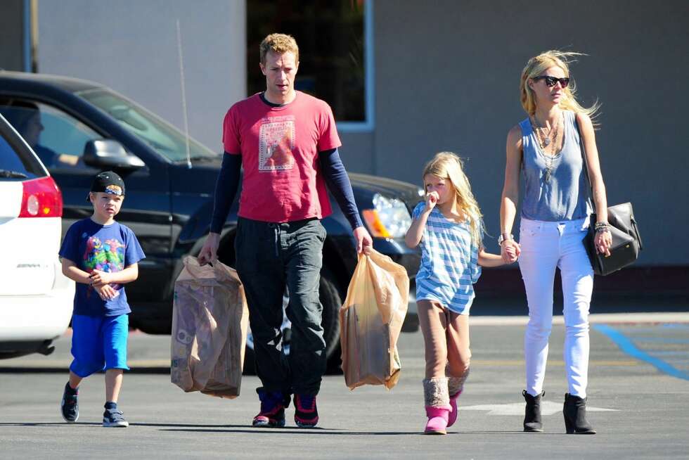 FAMILIELYKKE: Selv om Gwyneth og ektemannen Chris Martin ikke viser seg sammen så ofte og stadig opplever rykter om brudd, så er hun fast bestemt på at barna Apple og Moses har verdens beste pappa. FAMILIELYKKE: Selv om Gwyneth og ektemannen Chris Martin ikke viser seg sammen så ofte og stadig opplever rykter om brudd, så er hun fast bestemt på at barna Apple og Moses har verdens beste pappa.