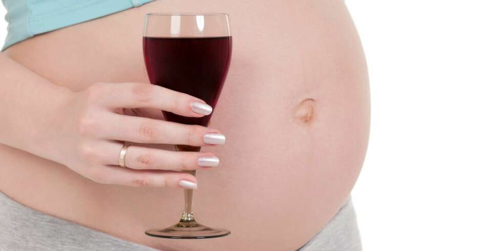 Det finnes ingen klar nedre grense for hva som er skadelig og ikke skadelig mengde av alkohol under svangerskapet. Det anbefales derfor å være helt avholdende fra alkohol så lenge du er gravid. Det finnes ingen klar nedre grense for hva som er skadelig og ikke skadelig mengde av alkohol under svangerskapet. Det anbefales derfor å være helt avholdende fra alkohol så lenge du er gravid.