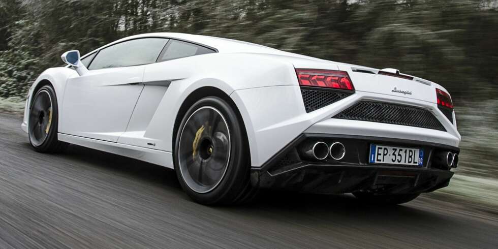 OKSE: Der en McLaren er fornuftig og avansert, og en Ferrari oppfører seg passe dannet, brøler Lamborghinien som en vill okse og raser av sted som en berserk. FOTO: Lamborghini OKSE: Der en McLaren er fornuftig og avansert, og en Ferrari oppfører seg passe dannet, brøler Lamborghinien som en vill okse og raser av sted som en berserk. FOTO: Lamborghini