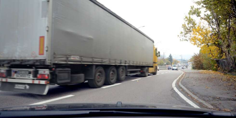 KORT FELT: Den som skal inn på veien har det hele og fulle ansvaret for at innkjøringen skjer på en måte som ikke påvirker trafikken som allerede er på veien. FOTO: Trafikkvideo KORT FELT: Den som skal inn på veien har det hele og fulle ansvaret for at innkjøringen skjer på en måte som ikke påvirker trafikken som allerede er på veien. FOTO: Trafikkvideo