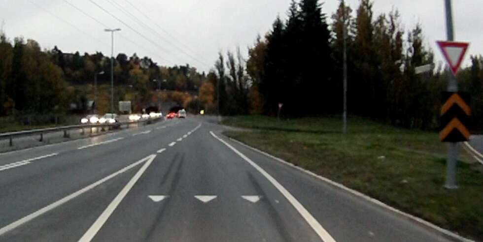 NØDBREMS: Her kan vi se bremsespor fra en nødbrems, du skal tilpasse farten og skaffe deg oversikt slik at dette ikke skjer med deg. Risikoen for å bli påkjørt bakfra er stor hvis du plutselig stopper opp i en slik situasjon. FOTO: Trafikkvideo NØDBREMS: Her kan vi se bremsespor fra en nødbrems, du skal tilpasse farten og skaffe deg oversikt slik at dette ikke skjer med deg. Risikoen for å bli påkjørt bakfra er stor hvis du plutselig stopper opp i en slik situasjon. FOTO: Trafikkvideo