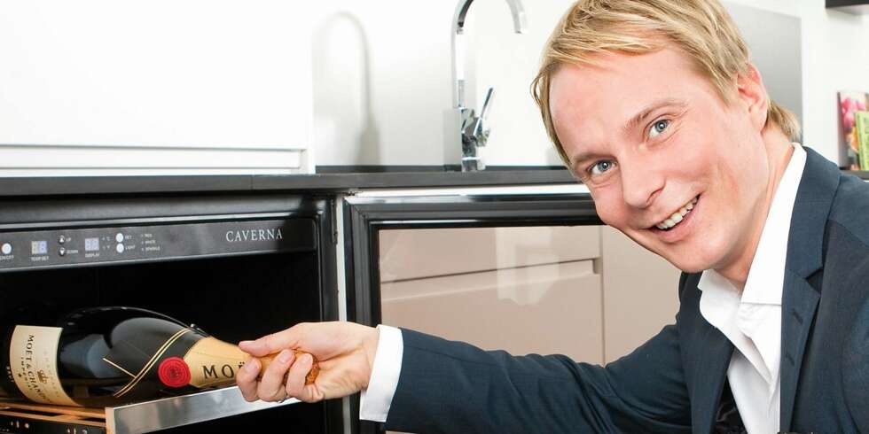 GLAD I SJAMPIS: Petter Pilgaard kan snart begynne å fylle opp med champagne og vin i sin nye leilighet. Dette bildet er fra en tidligere reportasje i Her og Nå. GLAD I SJAMPIS: Petter Pilgaard kan snart begynne å fylle opp med champagne og vin i sin nye leilighet. Dette bildet er fra en tidligere reportasje i Her og Nå.