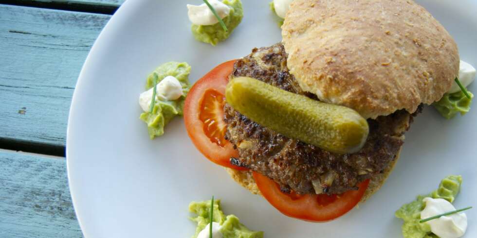 Hamburgermenyen: Serveres med coleslaw, hele sylteagurker, aioli og guacamole. Hamburgermenyen: Serveres med coleslaw, hele sylteagurker, aioli og guacamole.