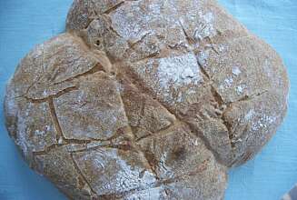 Hjemmebakt landbrød smaker godt som tilbehør til middagen. Foto: Morten Øverbye Hjemmebakt landbrød smaker godt som tilbehør til middagen. Foto: Morten Øverbye