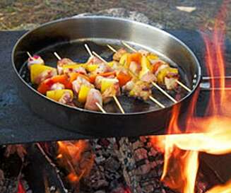 WOK I DET FRI: En turwok gir uante muligheter. Prøv oppkuttede grønnsaker og kjøtt (for eksempel kyllingfilet). Server med en saus barna liker. WOK I DET FRI: En turwok gir uante muligheter. Prøv oppkuttede grønnsaker og kjøtt (for eksempel kyllingfilet). Server med en saus barna liker.