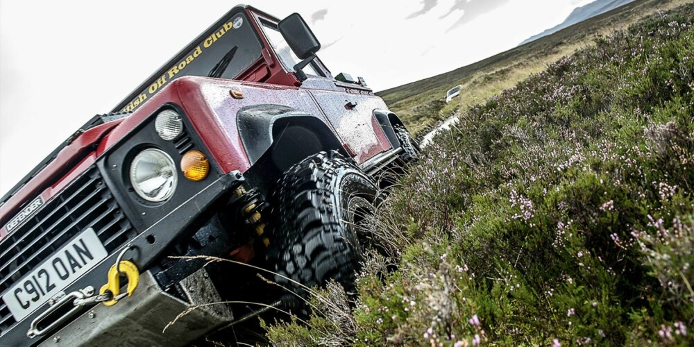 BARSKING: Rød Defender med alt utstyret. Simex Centipede-dekk biter seg fast. FOTO: Justin Leighton BARSKING: Rød Defender med alt utstyret. Simex Centipede-dekk biter seg fast. FOTO: Justin Leighton