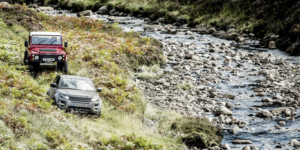 PÅ TUR: Evoque og med modifisert V8 Defender som følgebil. FOTO: Justin Leighton PÅ TUR: Evoque og med modifisert V8 Defender som følgebil. FOTO: Justin Leighton