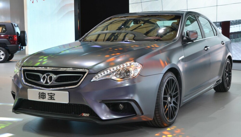 SAAB: Den visuelle identiteten er borte, men i bunn og grunn er dette Saab 9-5. FOTO: Newspresss SAAB: Den visuelle identiteten er borte, men i bunn og grunn er dette Saab 9-5. FOTO: Newspresss
