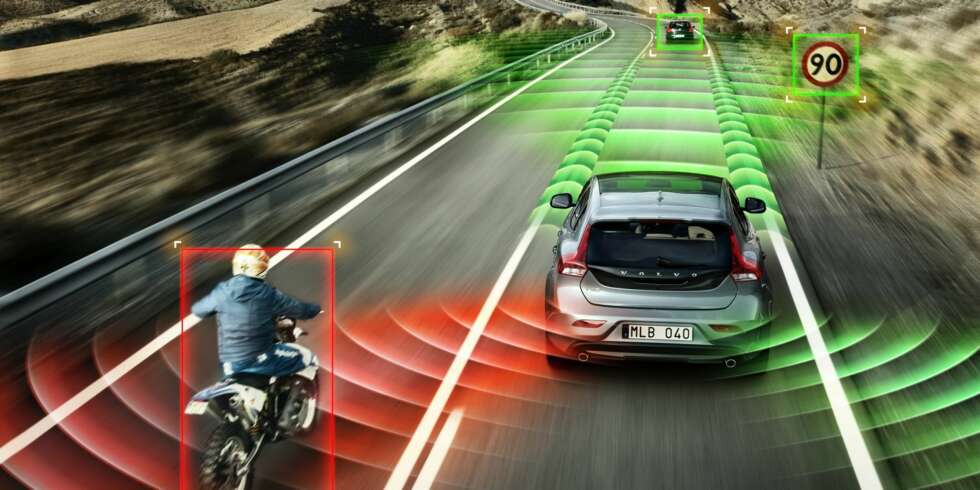 UNNGÅ ULYKKER: Radarsystemer og optiske systemer er allerede på plass, og kommer til å bli bare mer og mer viktige for at bilulykker unngås i fremtiden. FOTO: Volvo UNNGÅ ULYKKER: Radarsystemer og optiske systemer er allerede på plass, og kommer til å bli bare mer og mer viktige for at bilulykker unngås i fremtiden. FOTO: Volvo