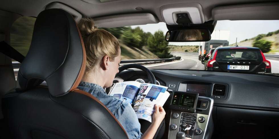 BILTOG: Allerede i dag finnes teknologien for å kjøre i biltog, mens man for eksempel forbereder seg til et møte. FOTO: Volvo BILTOG: Allerede i dag finnes teknologien for å kjøre i biltog, mens man for eksempel forbereder seg til et møte. FOTO: Volvo