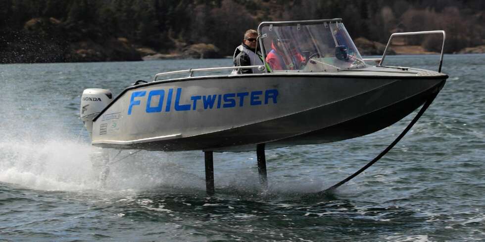 FLYGENDE TEPPE: Foiltwister kjører som en vanlig båt, takket være avansert stabilisering under kjølen og i marsjfart klarer en seg med 0,3 liter pr. nautisk mil med en 60 hester akter. FOTO: Egil Nordlien, HM Foto FLYGENDE TEPPE: Foiltwister kjører som en vanlig båt, takket være avansert stabilisering under kjølen og i marsjfart klarer en seg med 0,3 liter pr. nautisk mil med en 60 hester akter. FOTO: Egil Nordlien, HM Foto