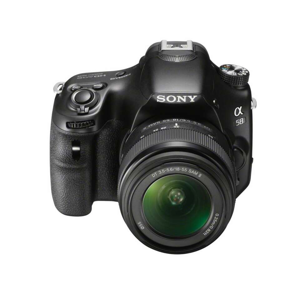 ENKELT: Sony Alpha 58 har ikke noe infoskjerm på toppen slik litt mer avanserte speilreflekskameraer ofte har. ENKELT: Sony Alpha 58 har ikke noe infoskjerm på toppen slik litt mer avanserte speilreflekskameraer ofte har.