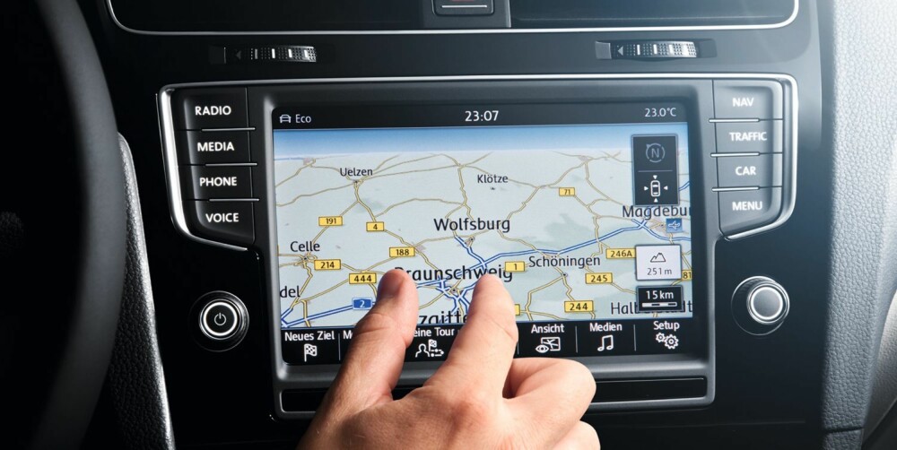 NYTT SYSTEM: Betjeningslogikken minner om måten en bruker en smarttelefon på, med pekefingeren flytter du deg rundt. Vi synes imidlertid den reagerer tregt. FOTO: VW NYTT SYSTEM: Betjeningslogikken minner om måten en bruker en smarttelefon på, med pekefingeren flytter du deg rundt. Vi synes imidlertid den reagerer tregt. FOTO: VW