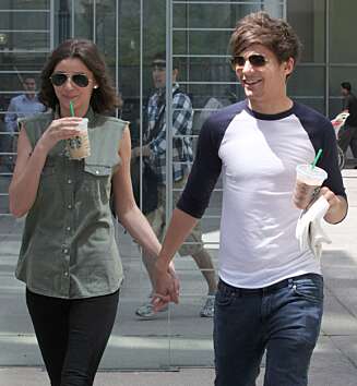 LYKKELIGE: Louis Tomlinson har vært sammen med kjæresten Eleanor Calder (20) i cirka et år, og har ingen planer om å la fansen ødelegge forholdet. LYKKELIGE: Louis Tomlinson har vært sammen med kjæresten Eleanor Calder (20) i cirka et år, og har ingen planer om å la fansen ødelegge forholdet.