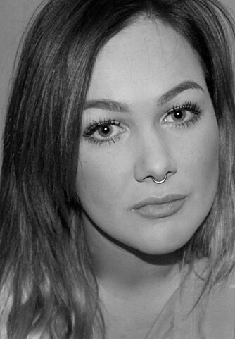 ETTER INJEKSJONEN: Gina Maryann Sand (23) har for tredje gang lagt seg under sprøytespissen for å injisere Restylane i overleppen. Vi spurte Gina om et fotografi der vi kan se skjevheten forsårsaket av slett håndverk, men hun har bevisst ikke latt seg avbilde i denne perioden. ETTER INJEKSJONEN: Gina Maryann Sand (23) har for tredje gang lagt seg under sprøytespissen for å injisere Restylane i overleppen. Vi spurte Gina om et fotografi der vi kan se skjevheten forsårsaket av slett håndverk, men hun har bevisst ikke latt seg avbilde i denne perioden.