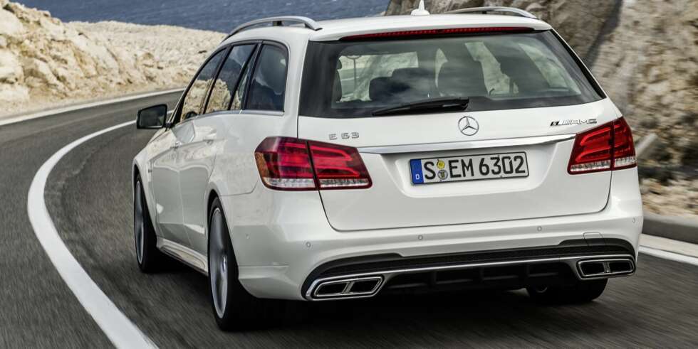 STASJONSVOGN: S-modellen kan også fås som stasjonsvogn som er 0,1 sekunder tregere fra 0-100 km/t enn sedanen. Den er likevel raskere enn Audi RS6 Avant som har noe færre hester, 560, og som gjør 0-100 km/t på 3,9 sekunder. Foto: Daimler AG STASJONSVOGN: S-modellen kan også fås som stasjonsvogn som er 0,1 sekunder tregere fra 0-100 km/t enn sedanen. Den er likevel raskere enn Audi RS6 Avant som har noe færre hester, 560, og som gjør 0-100 km/t på 3,9 sekunder. Foto: Daimler AG
