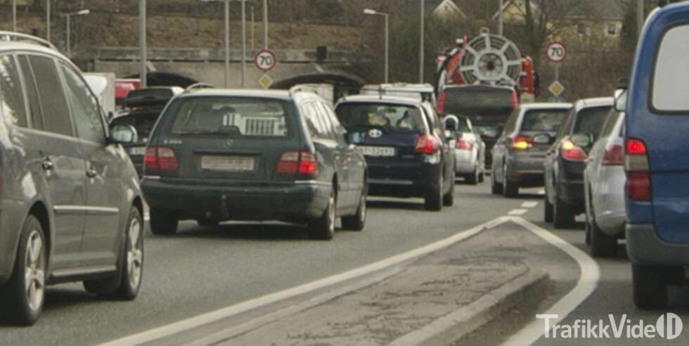 MER KØ: Fletter du feil, bidrar du til lengre kø. FOTO: Trafikkvideo MER KØ: Fletter du feil, bidrar du til lengre kø. FOTO: Trafikkvideo