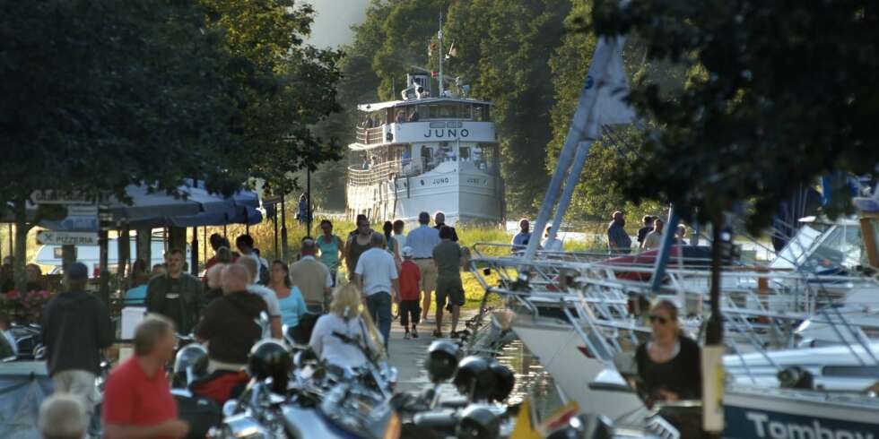 VANER: Båtfolkets endrede ferievaner gjør at Gøta kanal tenker nytt foran sesongen 2013. I år lanseres billetter for kortere båtreiser på kanalen, og det innføres ny prisklasse for de minste båtene. FOTO: GÖRAN BILLESON VANER: Båtfolkets endrede ferievaner gjør at Gøta kanal tenker nytt foran sesongen 2013. I år lanseres billetter for kortere båtreiser på kanalen, og det innføres ny prisklasse for de minste båtene. FOTO: GÖRAN BILLESON