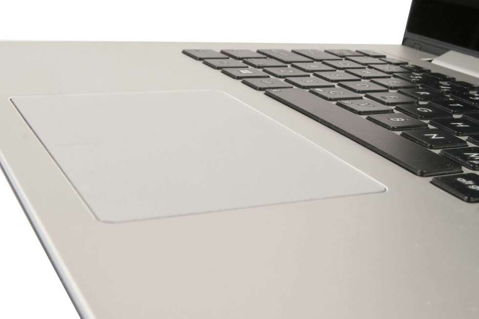 STOR: Pekeplaten er stor og den fungerer godt. Tastaturet er ikke like bra og det er mye svikt i basen under tastaturet midt på ovenfor mellomromstasten STOR: Pekeplaten er stor og den fungerer godt. Tastaturet er ikke like bra og det er mye svikt i basen under tastaturet midt på ovenfor mellomromstasten
