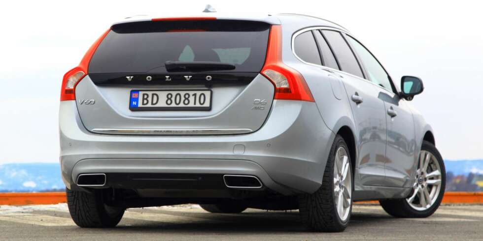 EGEN STIL: Volvo V60 D6 AWD Plug-in Hybrid skiller seg ut fra andre V60-modeller på blant annet farge, felger og eksosrør. EGEN STIL: Volvo V60 D6 AWD Plug-in Hybrid skiller seg ut fra andre V60-modeller på blant annet farge, felger og eksosrør.
