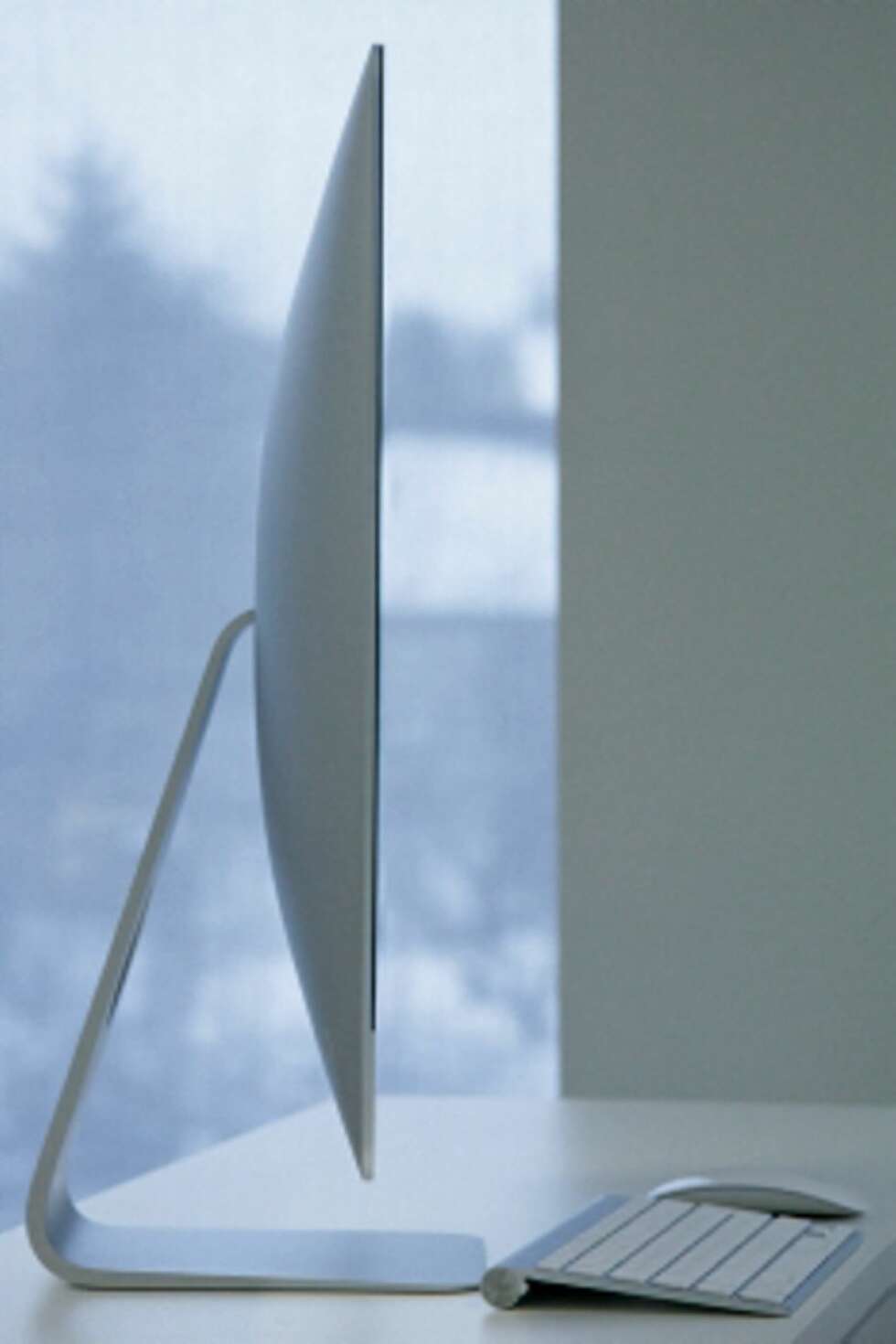 Buler: iMac er ikke like tynn i virkeligheten, siden den buler ut på midten bak. Buler: iMac er ikke like tynn i virkeligheten, siden den buler ut på midten bak.