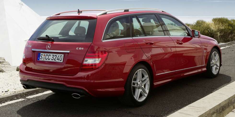 BILLIGERE 4MATIC: Nå blir det mulig å få firehjulsdrift på en rimeligere versjon av Mercedes C-klasse. FOTO: Daimler AG BILLIGERE 4MATIC: Nå blir det mulig å få firehjulsdrift på en rimeligere versjon av Mercedes C-klasse. FOTO: Daimler AG