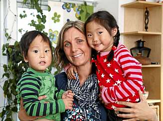 KOSEMAMMA: Det blir mye kos og klem i hverdagen når man har to små hjerteknusere i huset. Joel og Alvilde er biologiske søsken og familiens yngste. KOSEMAMMA: Det blir mye kos og klem i hverdagen når man har to små hjerteknusere i huset. Joel og Alvilde er biologiske søsken og familiens yngste.