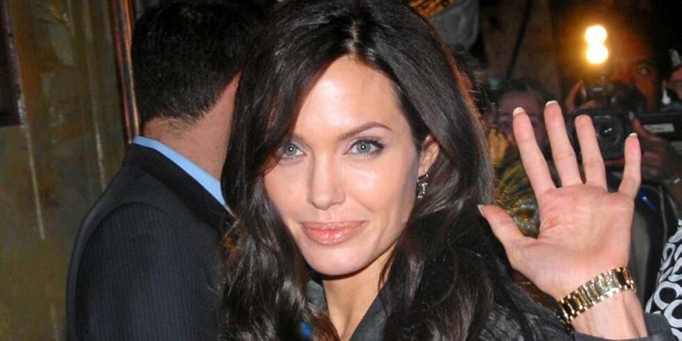 KUTTER UT: Angelina Jolie varsler at hun vil trappe ned karrieren som skuespiller. Angie vil i stedet vi seg til mamma-jobben for de seks barna hun har med Brad Pitt. KUTTER UT: Angelina Jolie varsler at hun vil trappe ned karrieren som skuespiller. Angie vil i stedet vi seg til mamma-jobben for de seks barna hun har med Brad Pitt.