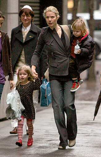MOR TIL TO: Gwyneth Paltrow sammen med barna Apple og Moses MOR TIL TO: Gwyneth Paltrow sammen med barna Apple og Moses