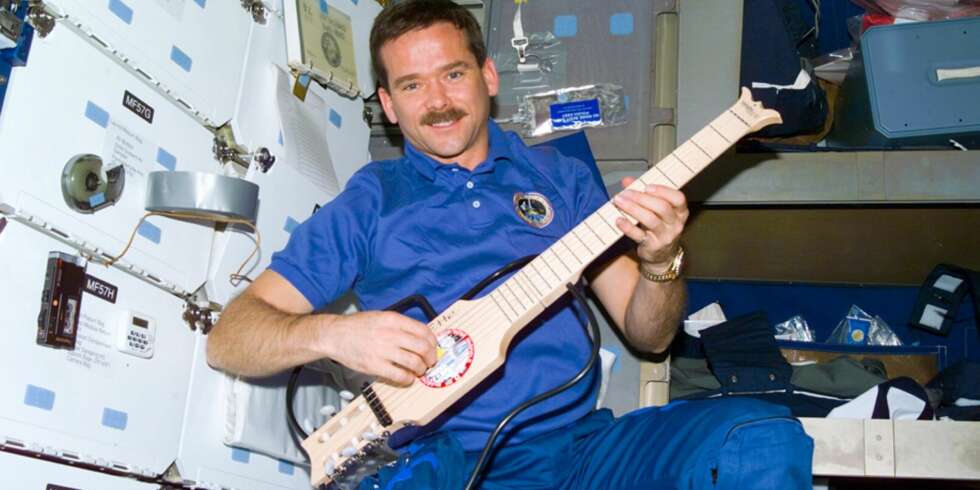 Astronauten Chris Hadfield har laget sin egen versjon av David Bowies «Space Oddity» ombord på romstasjonen. Astronauten Chris Hadfield har laget sin egen versjon av David Bowies «Space Oddity» ombord på romstasjonen.