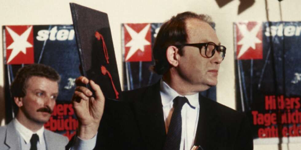 Stern-reporter Gerd Heidemann viser stolt fram et eksemplar av Hitlers dagbøker under en pressekonferanse i Hamburg 25. april 1983. Ikke lenge etter kom avsløringen om at alt var juks. Stern-reporter Gerd Heidemann viser stolt fram et eksemplar av Hitlers dagbøker under en pressekonferanse i Hamburg 25. april 1983. Ikke lenge etter kom avsløringen om at alt var juks.