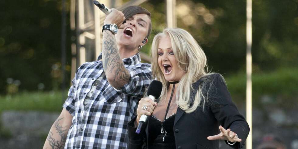 GIR ALT: Bonnie Tyler i duett med Atle Pettersen under "Allsang på grensen". (Foto: Morten Bendiksen) GIR ALT: Bonnie Tyler i duett med Atle Pettersen under "Allsang på grensen". (Foto: Morten Bendiksen)