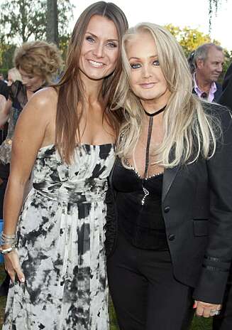 NORGESVENN: Bonnie Tyler var gjest hos Katrine Moholt i "Allsang på grensen" i 2011. (Foto: Morten Bendiksen) NORGESVENN: Bonnie Tyler var gjest hos Katrine Moholt i "Allsang på grensen" i 2011. (Foto: Morten Bendiksen)