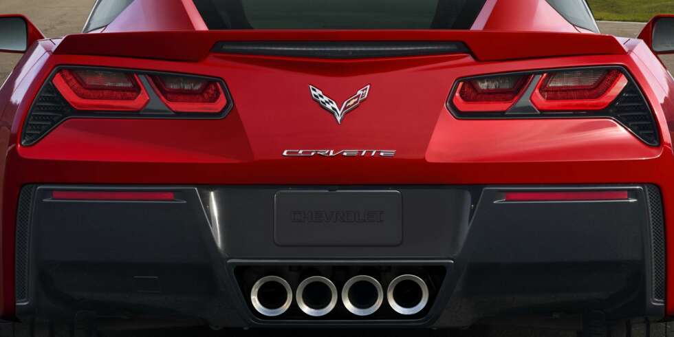 RASENDE: Minutter etter at nye Chevrolet Corvette Stingray var avslørt glødet nettet av rasende fans som forbannet de nye baklysene. Tenk å tukle med de ikoniske runde lyktene. FOTO: Alan Vanderkaay RASENDE: Minutter etter at nye Chevrolet Corvette Stingray var avslørt glødet nettet av rasende fans som forbannet de nye baklysene. Tenk å tukle med de ikoniske runde lyktene. FOTO: Alan Vanderkaay
