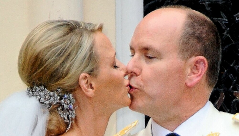 BERØMT: Kysset Albert og Charlene presterte på balkongen som nygifte ble karakterisert som en heller pinlig forestilling. Nå har imidlertid Charlene fått bryllupet og all viraken på avstand. BERØMT: Kysset Albert og Charlene presterte på balkongen som nygifte ble karakterisert som en heller pinlig forestilling. Nå har imidlertid Charlene fått bryllupet og all viraken på avstand.