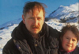 Roger Moe og sønnen Terje ventet på kone og mamma. I stedet for gjensyn ble det en langvarig kamp for å få en rettferdig erstatning. Her, i 1995, står de rett under stedet der Marianne Moe endte sitt liv. Roger Moe og sønnen Terje ventet på kone og mamma. I stedet for gjensyn ble det en langvarig kamp for å få en rettferdig erstatning. Her, i 1995, står de rett under stedet der Marianne Moe endte sitt liv.