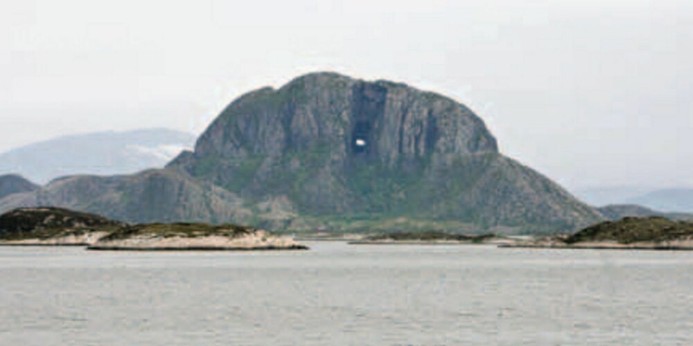 Torghatten i havet med sitt eiendommelige hull er en attraksjon. Torghatten i havet med sitt eiendommelige hull er en attraksjon.