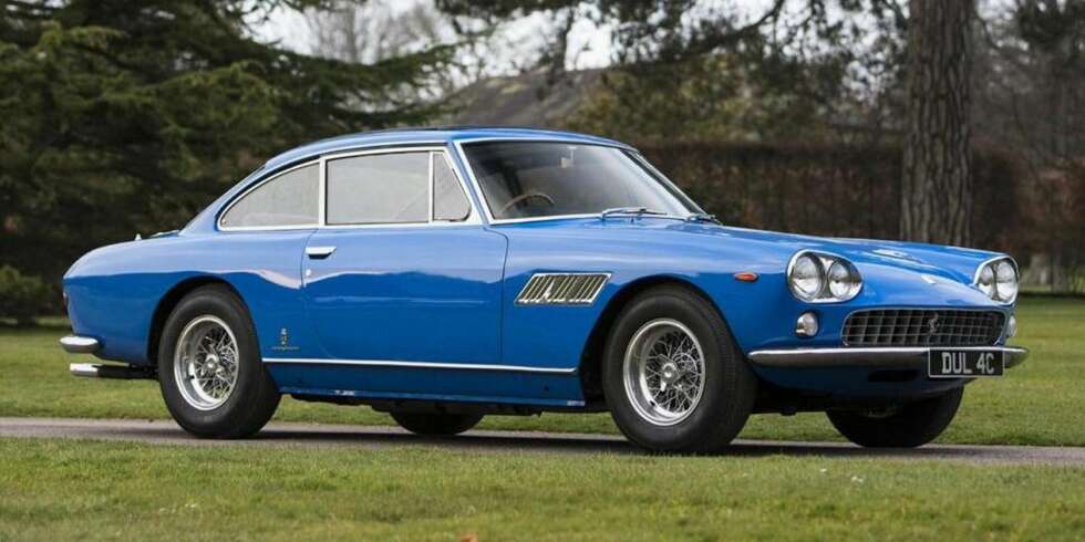 UNDER HAMMEREN: En asurblå Ferrari 330GT 2+2 Coupé kan bli din. FOTO: Bonhams UNDER HAMMEREN: En asurblå Ferrari 330GT 2+2 Coupé kan bli din. FOTO: Bonhams