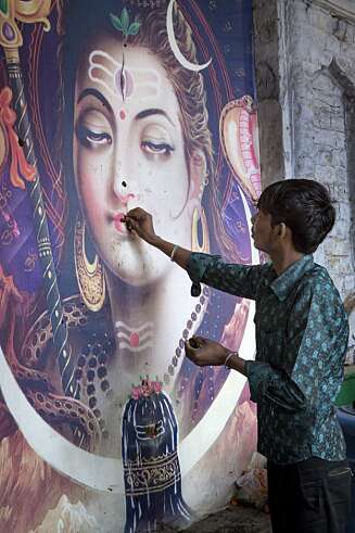 I en bakgate i Allahabad kom folk med jevne mellomrom og dyttet opium inn i munnen til Shiva. I en bakgate i Allahabad kom folk med jevne mellomrom og dyttet opium inn i munnen til Shiva.