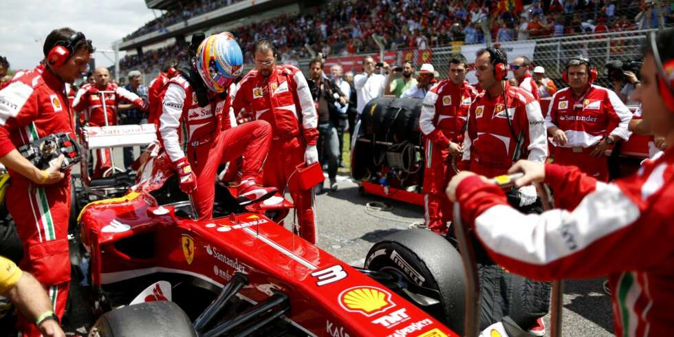 TIL NORGE: Ferraris legendariske formel 1-team kommer til Norge. På bildet klatrer Fernando Alonso ut av sin Ferrari F138. FOTO: Lorenzo Bellanca TIL NORGE: Ferraris legendariske formel 1-team kommer til Norge. På bildet klatrer Fernando Alonso ut av sin Ferrari F138. FOTO: Lorenzo Bellanca