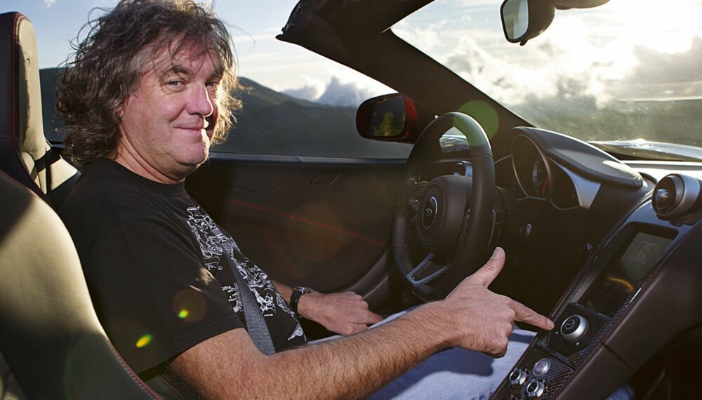 DET ER EN KNAPP: James May har akkurat kjøpt seg en Ferrari 458 Italia. Men nå angrer han litt. ALLE FOTO: Lee Brimble DET ER EN KNAPP: James May har akkurat kjøpt seg en Ferrari 458 Italia. Men nå angrer han litt. ALLE FOTO: Lee Brimble