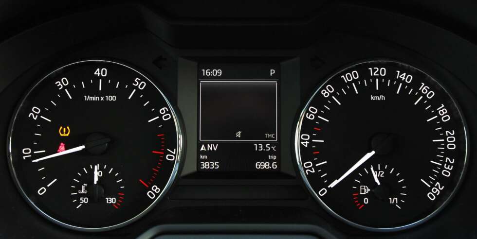 HELT KLART: Det er lite å utsette på instrumentenes lesbarhet eller betjeningen for øvrig. Nok et område der nye Skoda Octavia hevder seg blant de beste. HELT KLART: Det er lite å utsette på instrumentenes lesbarhet eller betjeningen for øvrig. Nok et område der nye Skoda Octavia hevder seg blant de beste.